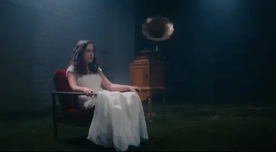 Assista ao novo clipe, "Visions", com a letra e a tradução!