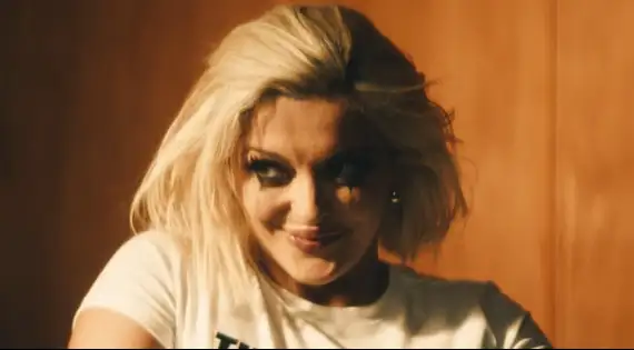 Veja o clipe da nova música, "Sad Girls", com a letra e a tradução!