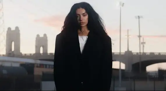 Ouça a nova música, "Wall Of Sound", com letra e tradução!