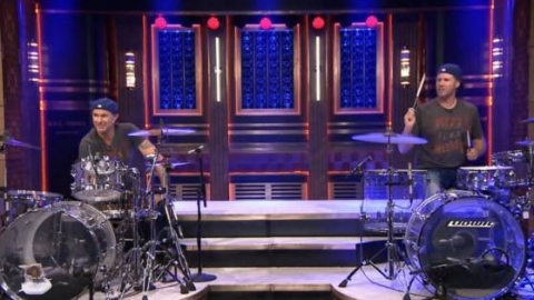 Chad Smith do Red Hot Chili Peppers enfrenta ator Will Ferrell em duelo de bateria