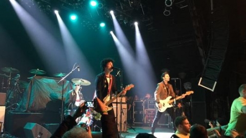 Após um ano, Green Day volta aos palcos e faz show histórico