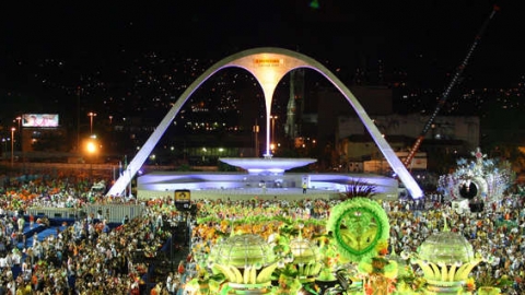 Veja quais escolas desfilam hoje na Sapucaí, conheça seus enredos e ouça os sambas!