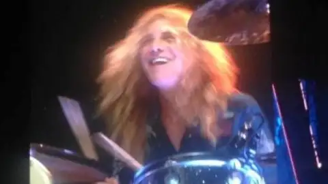 Steven Adler volta a tocar bateria com o Guns N' Roses depois de 26 anos