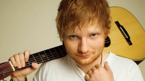 Ed Sheeran continua dominado as paradas de álbuns e singles do Reino Unido