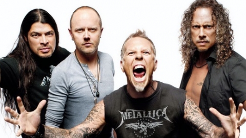 James Hetfield, do Metallica, critica Kylie e Kendall Jenner por camisetas com imagens da banda