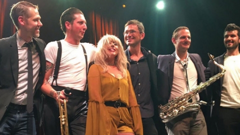 Lady Gaga faz surpresa em clube de jazz logo após show da "Joanne World Tour". Veja os vídeos!