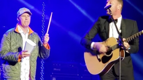 Com humor, Will Ferrell invade o palco para um dueto com Chris Martin. Veja!