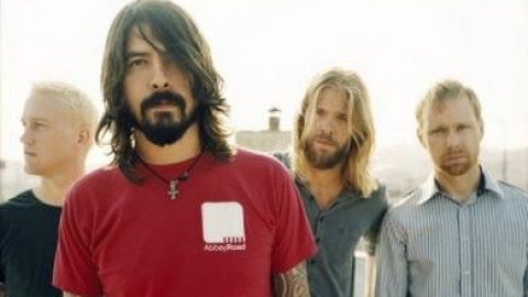 Foo Fighters e Arctic Monkeys são confirmados no Loollapalooza Brasil