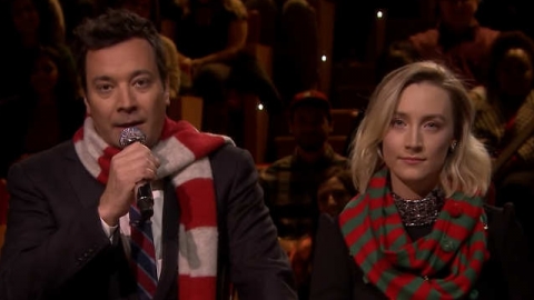 Saoirse Ronan canta clássico natalino com Jimmy Fallon. Veja!
