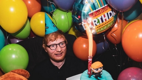 Ed Sheeran comemora aniversário em Porto Alegre com direito a bolo, balões e pizza. Veja as fotos!