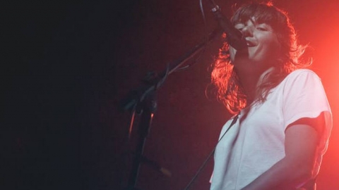 Em show simples e direto, Courtney Barnett mostra por que é um dos destaques do rock atual