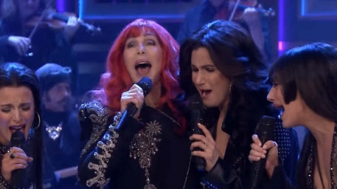 Cher canta "I Got You Babe" e "If I Could Turn Back Time" com o elenco de "The Cher Show"