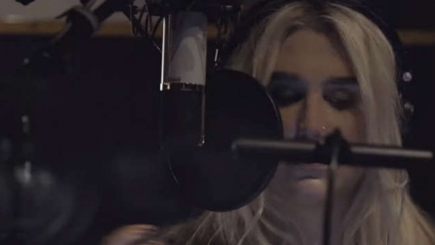 Kesha regrava um dos clássicos do T Rex. Ouça a versão dela para "Children of the Revolution"!