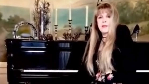 Aos 72 anos, Stevie Nicks entra no TikTok e brinca com o viral de "Dreams"