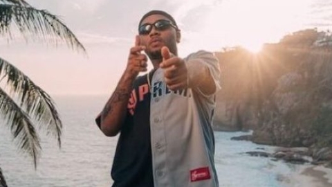 Orochi é abordado pela polícia após publicar vídeo com homem portando uma arma