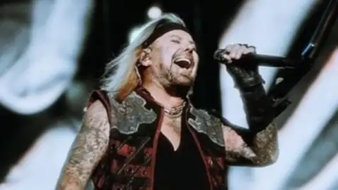 Avião que pertence a Vince Neil, do Mötley Crüe, colide com jato em solo