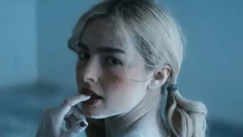 Addison Rae canta sobre amor e moda em novo single, "High Fashion". Ouça com letra e tradução