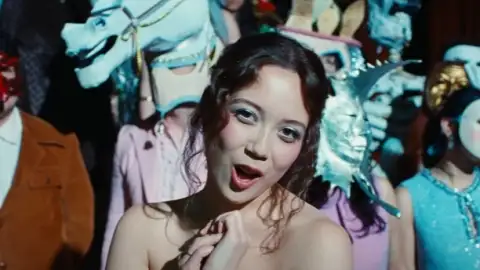 Laufey está apaixonada em sua nova música, "Silver Lining". Escute com letra e tradução