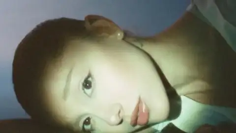 Ariana Grande volta ao topo da parada de álbuns dos EUA com "Eternal Sunshine"