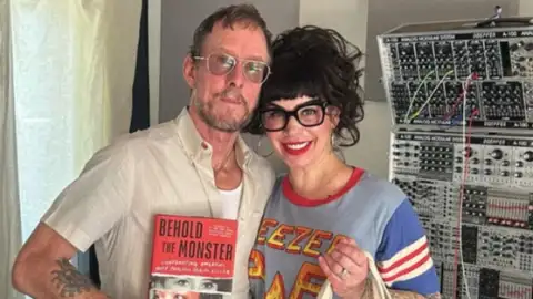 Esposa do baixista do Weezer é baleada pela polícia após atirar contra suspeitos de atropelamento