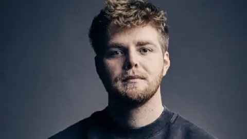 "Ordinary" de Alex Warren se torna música com maior tempo em 1º lugar no Reino Unido. Veja o top 10!