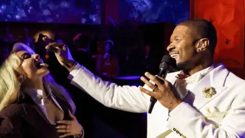 Pai de Sabrina Carpenter reage à cena de Usher alimentando a cantora com uma cereja: "Esquisito"