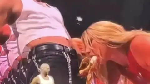 Kesha causa polêmica ao simular sexo oral com banana em show. Veja a cena!