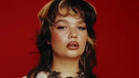 Lola Young lança "Not Like That Anymore". Escute com letra e tradução