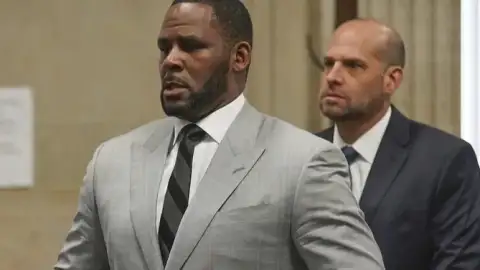 Advogado de R. Kelly afirma que prisão está negando cirurgia que pode salvar a vida do cantor