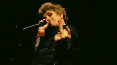 Billie Joe, do Green Day, se irrita com fã que o atingiu com pistola d'água. Veja o vídeo!