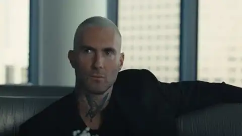 Adam Levine é processado por post no instagram pedindo doações para vítimas de furacão