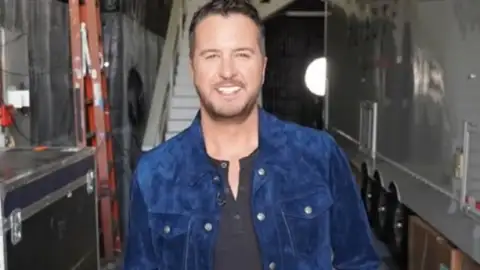 Luke Bryan critica fãs por arremessar objetos em shows: "Idiotas"