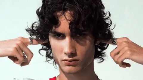 sombr lança o seu álbum de estreia, "I Barely Know Her". Ouça com todas as letras!