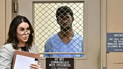 Lil Nas X é libertado da prisão após se declarar inocente de 4 acusações criminais graves