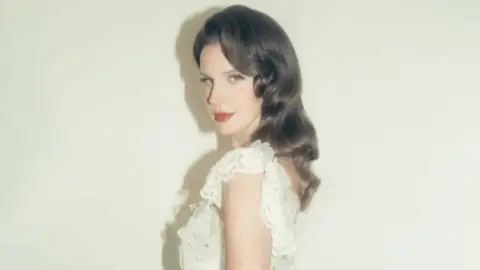 Lana Del Rey revela por que adiou seu próximo álbum, "Stove"