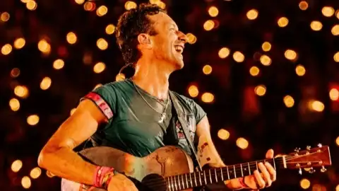Chris Martin pede que fãs guardem celular em show, menos os gays: "Continuem com o Grindr"
