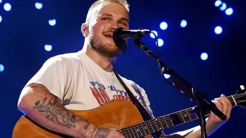 Cantor country Zach Bryan surpreende ao criticar políticas de Trump em nova canção