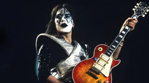 Ace Frehley, guitarrista e co-fundador do KISS, está internado e respirando por aparelhos
