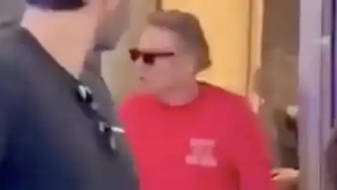 Axl Rose é visto passeando em shopping em São Paulo. Veja o vídeo!