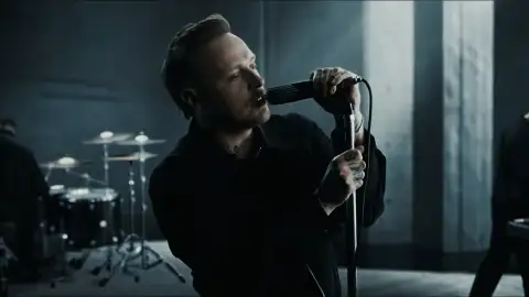 Architects rompe o silêncio com o single "Machine" e clipe distópico. Veja com letra e tradução!