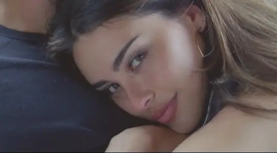 Assista ao novo clipe, "lovergirl", com a letra e a tradução!