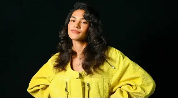 Escute a versão ao vivo da música, "So Easy (To Fall In Love)", com letra e tradução!