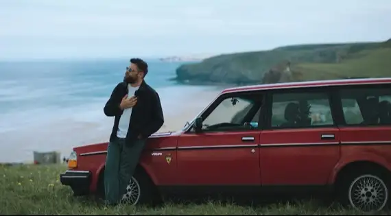O cantor lançou o clipe de "It Was Gonna Be You". Assista com a letra e a tradução!