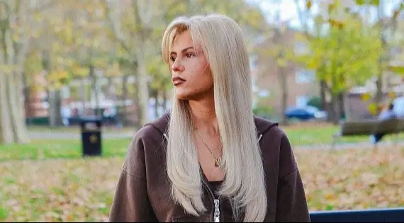 Ouça a nova música, "Lonely Girl", com letra e tradução!