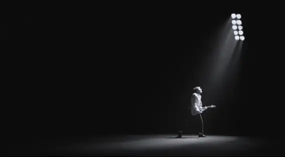 Assista ao novo clipe, "LIGHT DESIGN", com a letra e a tradução!